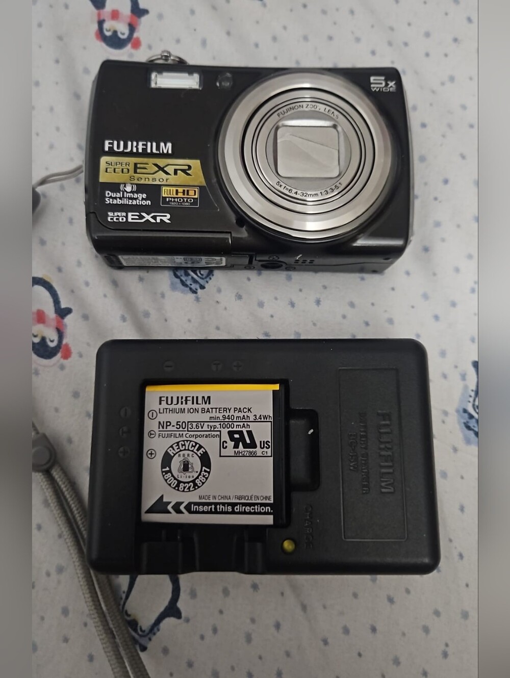 Fujifilm FinePix F200 EXR 12.0MP Digital Camera (working)